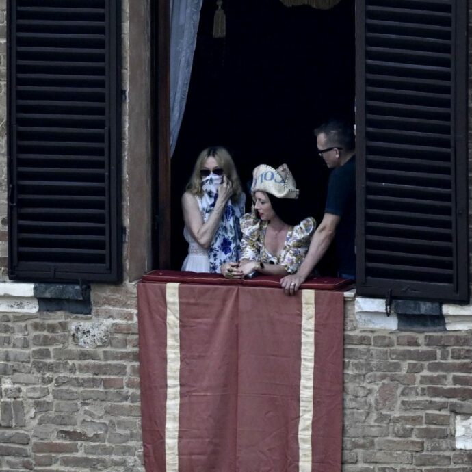 Madonna festeggia il compleanno a Firenze e assiste al Palio di Siena: il bagno di folla nelle vie del centro, poi il saluto dal balcone