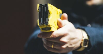 Copertina di Fermato col taser. Muore nel viaggio verso l’ospedale