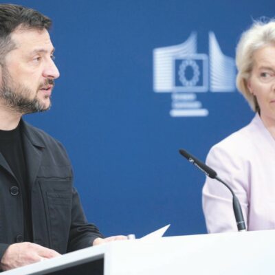 Copertina di Zelensky a Washington accompagnato dai leader europei (con l’elmetto)