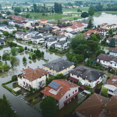 Copertina di Reti idriche, frane e alluvioni. Pnrr e Fesr, l’Italia stanzia i soldi e poi non li spende: opere ferme