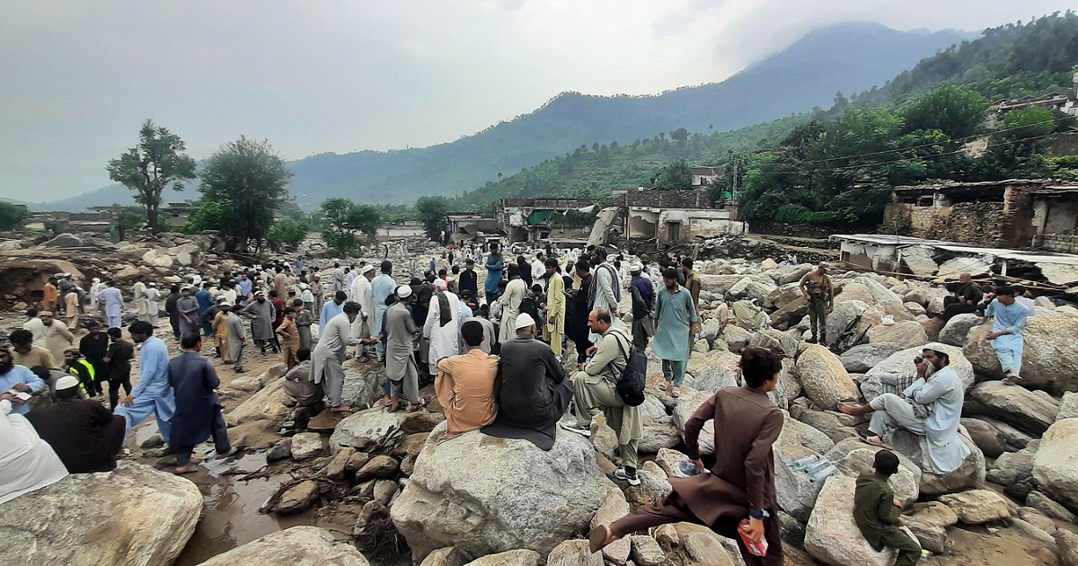 inondazioni in pakistan oltre 350 morti e almeno 150 dispersi gli esperti il cambiamento climatico intensifica le piogge