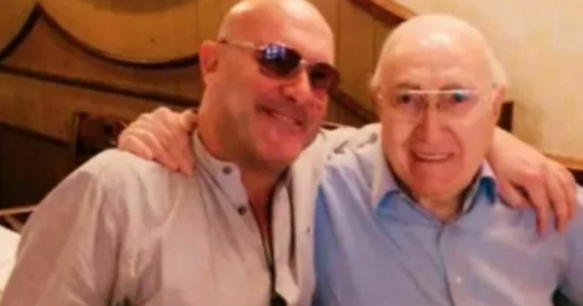 “Lo chiamavo ‘zio’, quando ho saputo che era mio padre è stato uno choc”: chi è Alessandro Baudo, il “figlio segreto” di Pippo Baudo “Lo chiamavo ‘zio’, quando ho saputo che era mio padre è stato uno choc”: chi è Alessandro Baudo, il “figlio segreto” di Pippo Baudo
