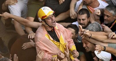 Copertina di Palio di Siena, trionfa il Valdimontone: Gingillo in sella ad Anda e Bola riporta la vittoria dopo 13 anni. Tra gli spettatori anche Madonna