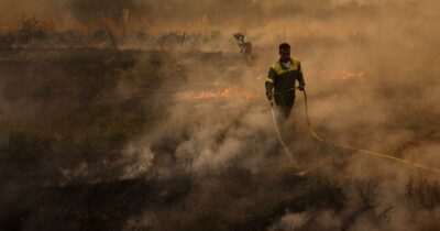 Copertina di Incendi in Spagna “senza precedenti”. Morto pompiere in Castiglia e Leon, le autorità: “Interrompere cammino di Santiago”