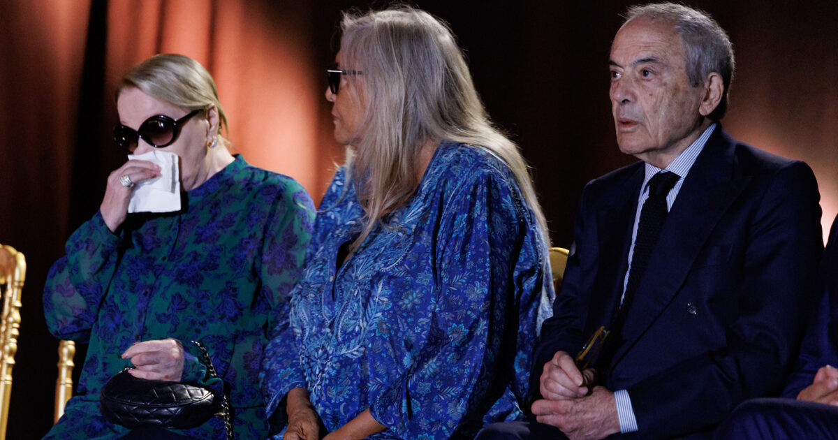 Folla alla camera ardente di Pippo Baudo: Mara Venier in lacrime, l’omaggio di Carlo Conti e Lorella Cuccarini. Lino Banfi: “La Rai gli intitoli questo teatro”