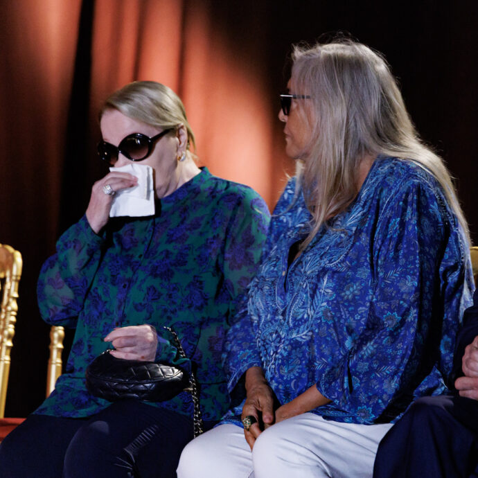 Il feretro di Pippo Baudo è arrivato al Teatro delle Vittorie: apre la camera ardente per l’ultimo saluto al ‘re’ della televisione