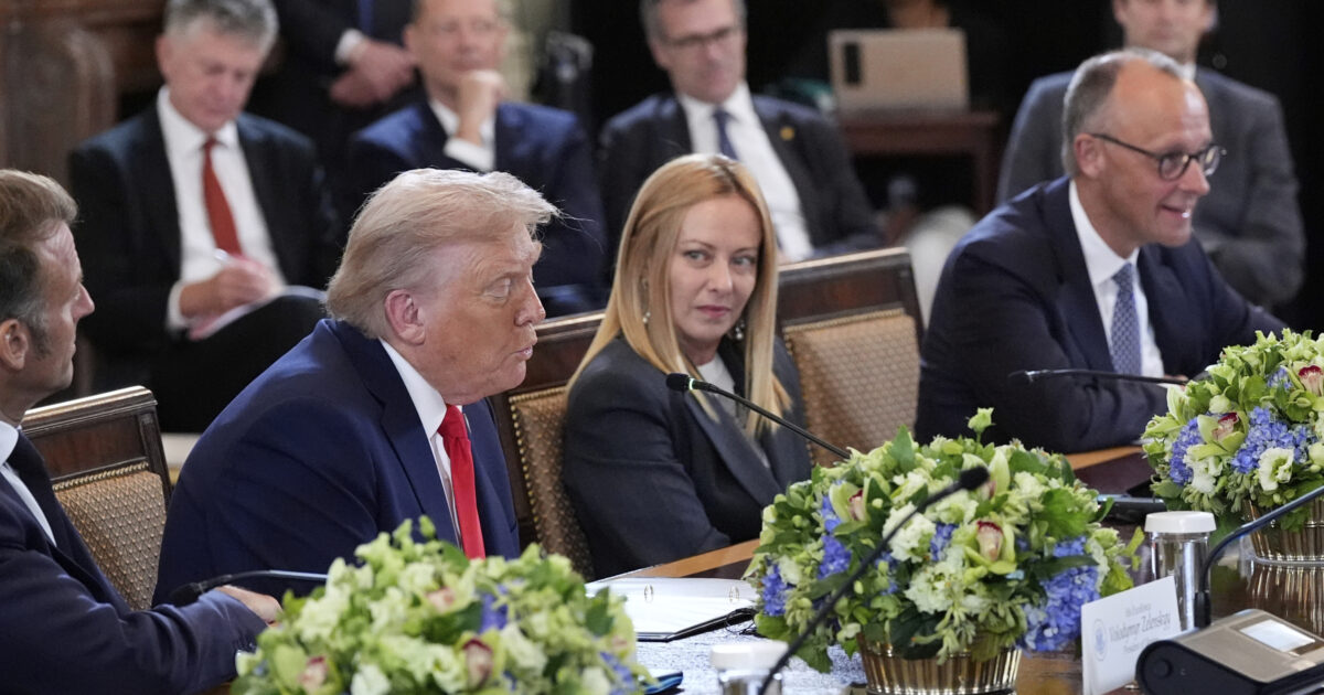 Ucraina, Trump e l’Ue si scontrano sul cessate il fuoco. Merz e Macron: “È necessario”. Il tycoon: “Si può fare la pace combattendo” Ucraina, Trump e l’Ue si scontrano sul cessate il fuoco. Merz e Macron: “È necessario”. Il tycoon: “Si può fare la pace combattendo”