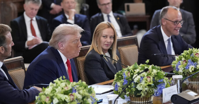 Ucraina, Trump e l’Ue si scontrano sul cessate il fuoco. Merz e Macron: “È necessario”. Il tycoon: “Si può fare la pace combattendo”