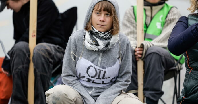 Norvegia, 200 attivisti e Greta Thunberg bloccano la più grande raffineria di petrolio del Paese