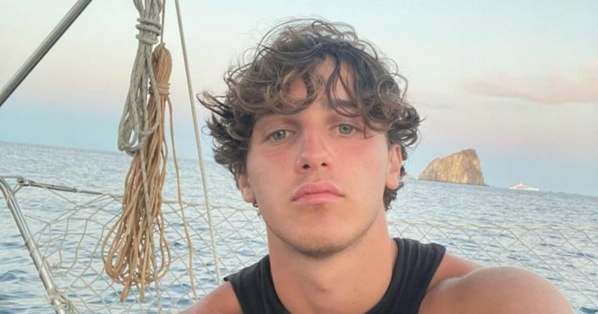 si tuffa dagli scogli di polignano a mare e sbatte la testa morto il 23enne francesco aronica