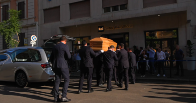 Copertina di Addio a Pippo Baudo, l’arrivo del feretro al Teatro delle Vittorie: allestita la camera ardente – Video