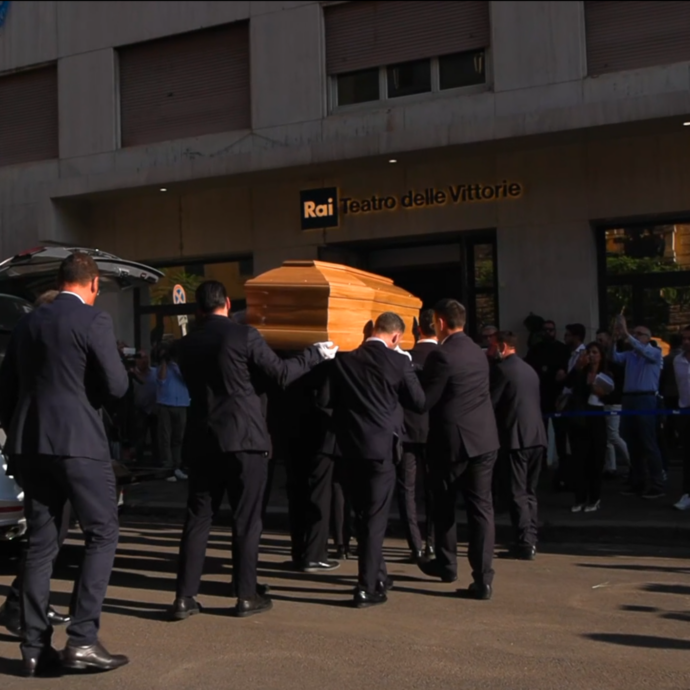 Addio a Pippo Baudo, l’arrivo del feretro al Teatro delle Vittorie: allestita la camera ardente – Video