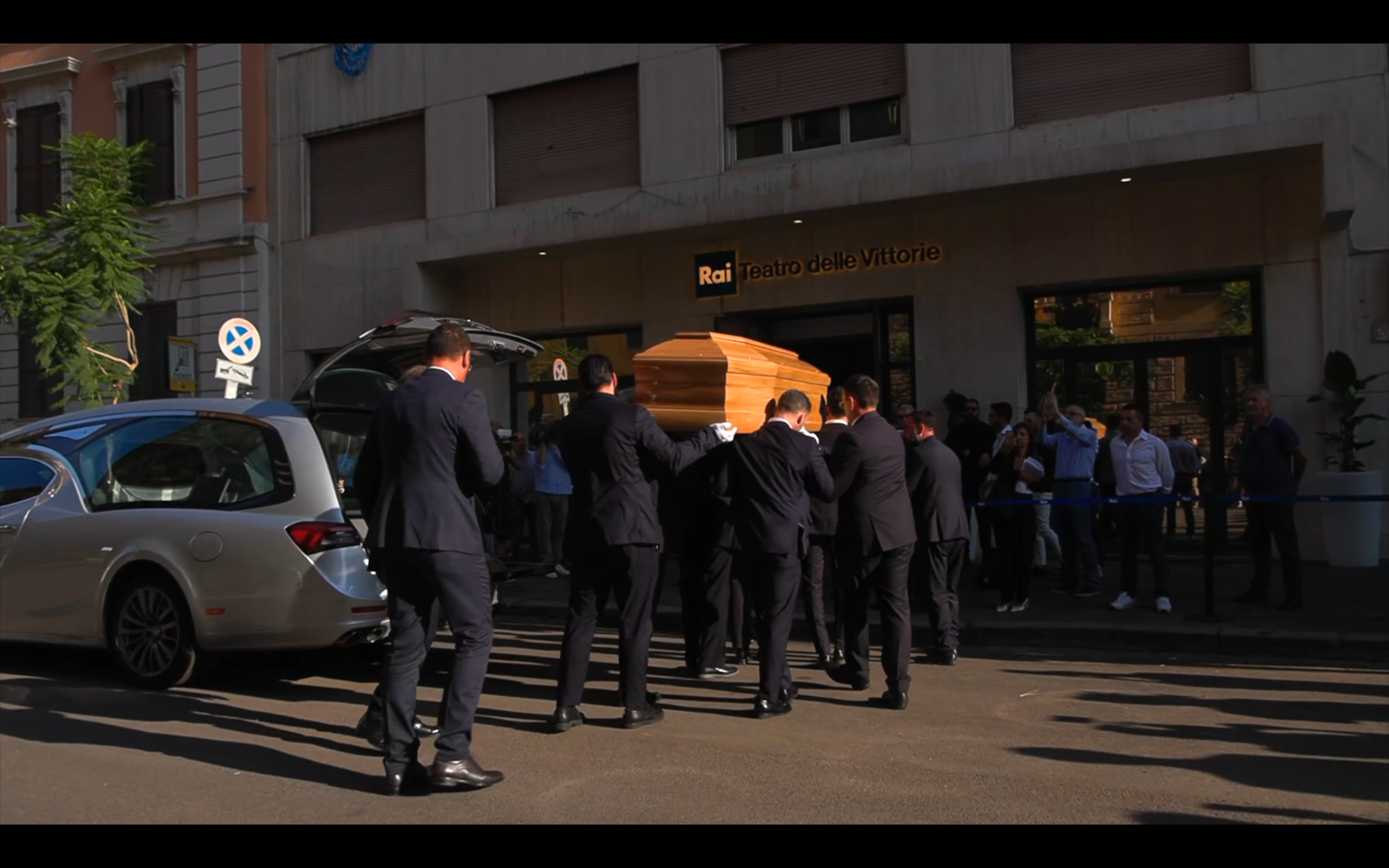 Addio a Pippo Baudo, l’arrivo del feretro al Teatro delle Vittorie: allestita la camera ardente – Video