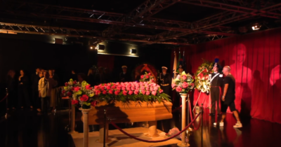 Copertina di Vip, lacrime e video storici: l’interno della camera ardente per Pippo Baudo