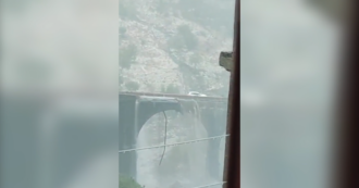 Copertina di Catania, cedono le barriere del ponte di San Giuliano: la tragedia sfiorata mentre passano le auto – Video