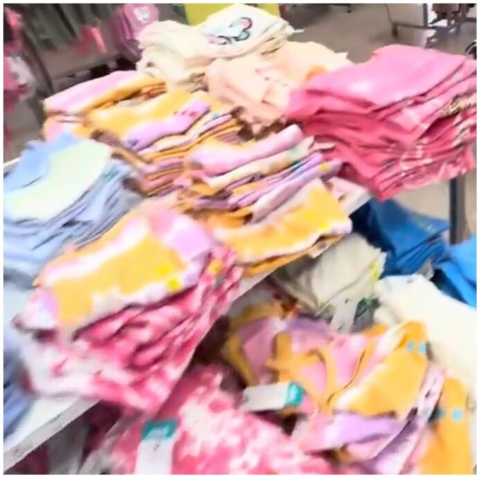 “Pericolo di strangolamento e soffocamento”: vestiti per bambini ritirati dal commercio. Ecco i marchi coinvolti