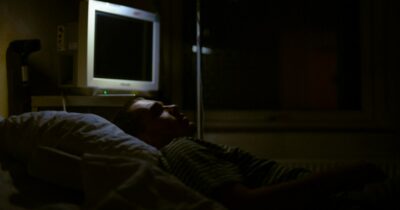 Copertina di “Cercavo di urlare ma non riuscivo. Ho incontrato il Dalai Lama e Madre Teresa, e ho visto mio marito che veniva assassinato”: il racconto al risveglio dal coma