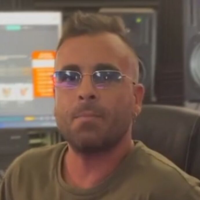 “Sei stato chiamato in cielo per una festa: in piazza Plebiscito a Napoli i funerali di Michele Noschese, il dj Godzi morto a Ibiza. Fuori dalla chiesa l’inno di Mameli