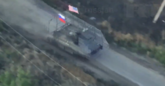 La guerra sui social: Kiev denuncia il video del blindato di Mosca che sventola sia la bandiera russa che quella americana