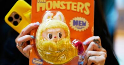 Copertina di “Violano la morale sociale e islamica, non vendeteli”: maxi sequestro e distruzione di pupazzi Labubu in Libia