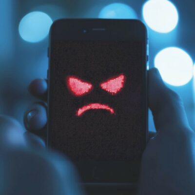 Copertina di Le iene dattilografe, le cavallette sui social e l’odio per pubblicità