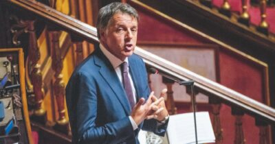 Copertina di Che estate, Bat-Renzi: sventa attentati mentre canta con Jerry Calà