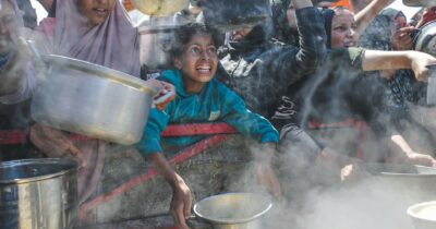 Copertina di “Mi sento fallita perché non ho cibo per i miei figli”: la fame a Gaza nelle parole di una madre