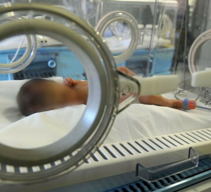 “Il sacco si muoveva, quando l’ho aperto ho visto il piccolo che scalciava e aveva gli occhi aperti. E’ stato uno choc enorme”: neonato dichiarato morto si sveglia all’obitorio, la storia di Noah