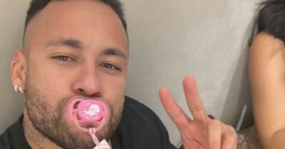 Copertina di In Brasile prende piede la nuova tendenza: il ritorno del ciuccio tra gli adulti. E Neymar è uno degli apripista