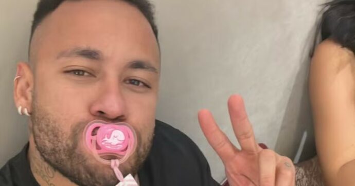 In Brasile prende piede la nuova tendenza: il ritorno del ciuccio tra gli adulti. E Neymar è uno degli apripista