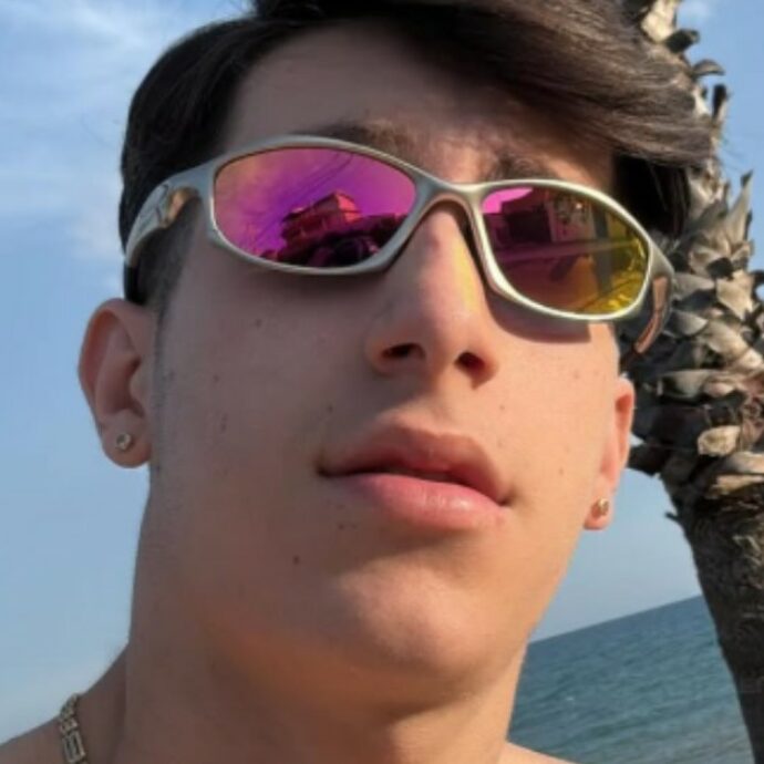 “Testi contro lo Stato e la magistratura, inneggia alla criminalità”: il sindaco annulla il concerto del rapper Nisi