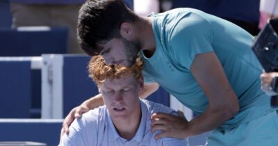 Copertina di Sinner, lacrime e ritiro nella finale di Cincinnati: dopo soli 5 game l’azzurro lascia il campo. “Stavo male da ieri”. Alcaraz campione