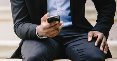 Copertina di “Ho ricevuto un messaggio con un’offerta di lavoro allettante, ho cliccato e mi sono trovato in una rete di truffe”: l’inchiesta di Alex Sammon