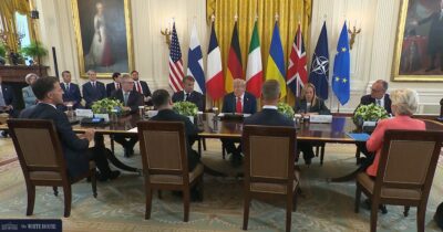 Copertina di Ucraina, Trump guarda al trilaterale con Zelensky e Putin per arrivare alla pace. “Kiev acquisterà 100 miliardi di dollari di armi Usa con soldi Ue”