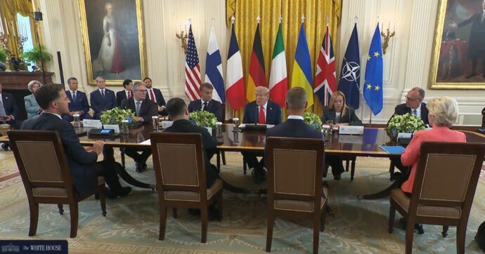 Ucraina, Trump guarda al trilaterale con Zelensky e Putin per arrivare alla pace. “Kiev acquisterà 100 miliardi di dollari di armi Usa con soldi Ue”