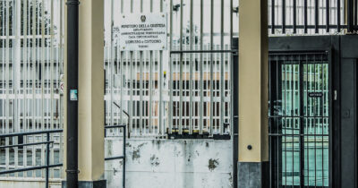 Copertina di Torino, detenuto di 73 anni vive auto-murato nella sua cella: la denuncia dei Radicali. “Mai visto prima, disumano”