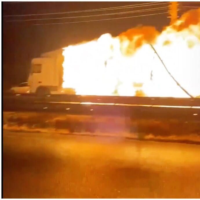 Camion prende fuoco e viaggia avvolto dalle fiamme in autostrada per otto chilometri: le immagini scioccanti