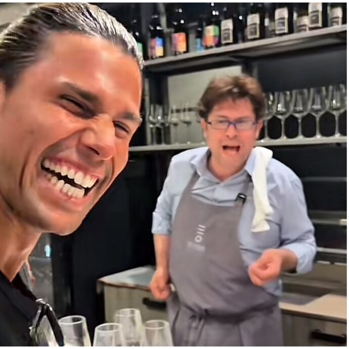 “Mi scusi, il bagno?”: Luca Onestini sorprende Raffaello Tonon nel ristorante dove lavora come oste – VIDEO