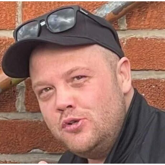 “Faceva fatica a respirare, poi è collassato ed è morto dopo il morso di un ragno. Era fissato, ne aveva comprati cinque”: la storia di Mark Anthony Kirby