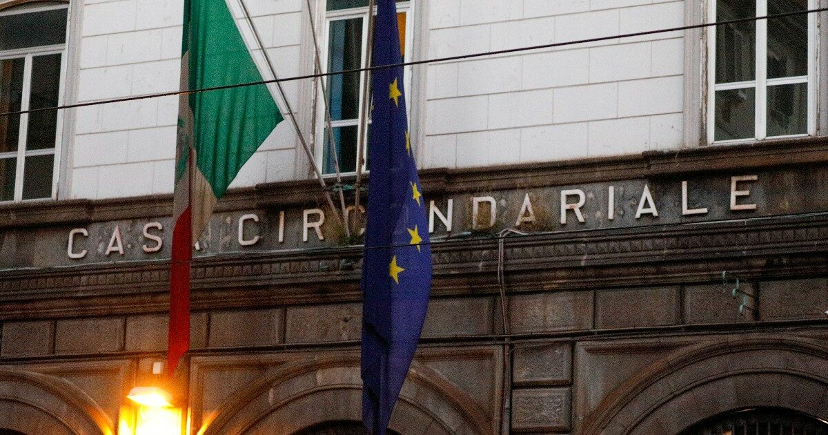 “Buco nel muro e corda rudimentale per calarsi”: due detenuti evadono dal carcere di Poggioreale “Buco nel muro e corda rudimentale per calarsi”: due detenuti evadono dal carcere di Poggioreale