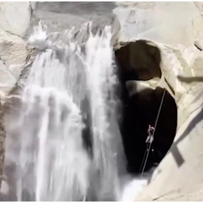 “Non sapeva se sarebbe mai riuscito a uscire”: rimane intrappolato dietro ad una cascata, l’incredibile salvataggio dopo due giorni da incubo
