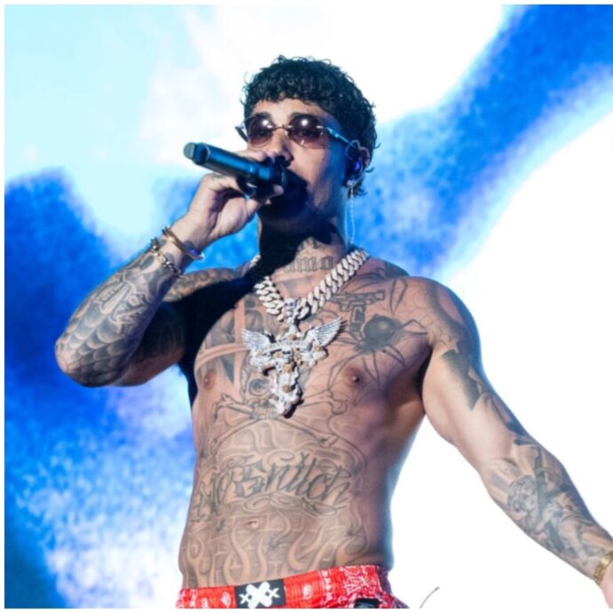 “Coniglio, hai fatto i figli solo per postarli”: Tony Effe replica al dissing di Fedez dal palco