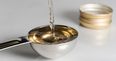 Copertina di “Un cucchiaio di aceto prima dei pasti fa dimagrire e abbassa la glicemia”: il “trucco” è virale sui social, ecco cosa c’è di vero