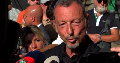 Copertina di Amadeus omaggia Pippo Baudo: “Non esistono eredi, l’unico che può fare varietà oggi è Fiorello”. E racconta un aneddoto