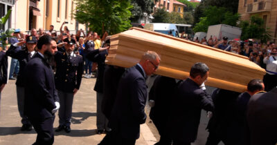 Copertina di Il feretro di Pippo Baudo lascia il teatro delle Vittorie: l’uscita tra gli applausi – Video