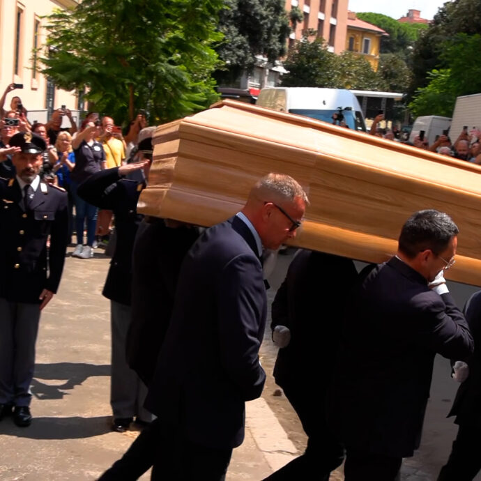 Il feretro di Pippo Baudo lascia il teatro delle Vittorie: l’uscita tra gli applausi – Video
