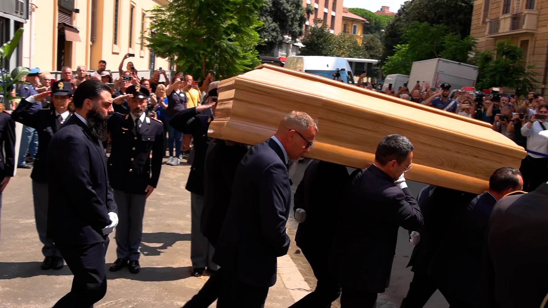 il feretro di pippo baudo lascia il teatro delle vittorie l8217uscita tra gli applausi 8211 video