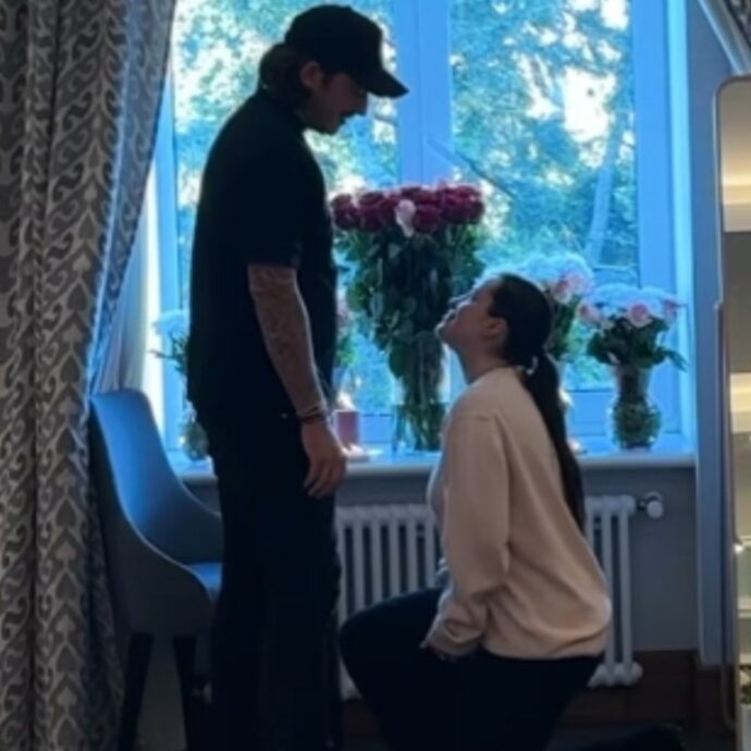 “Sei una donna, non dovresti chiederlo tu”: Bella Thorne fa la proposta di matrimonio a Mark Emms e scoppia la polemica