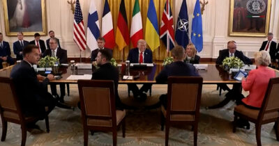 Copertina di “Io non voglio mai parlare con la mia stampa”: Meloni ammette l’insofferenza verso i giornalisti. Il fuorionda da Trump