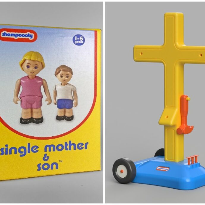 “Il lato oscuro dell’infanzia”: dal carro funebre alla sedia elettrica, i cattivissimi giocattoli pop di Andy Sahlstrom denunciano le ossessioni malate degli adulti